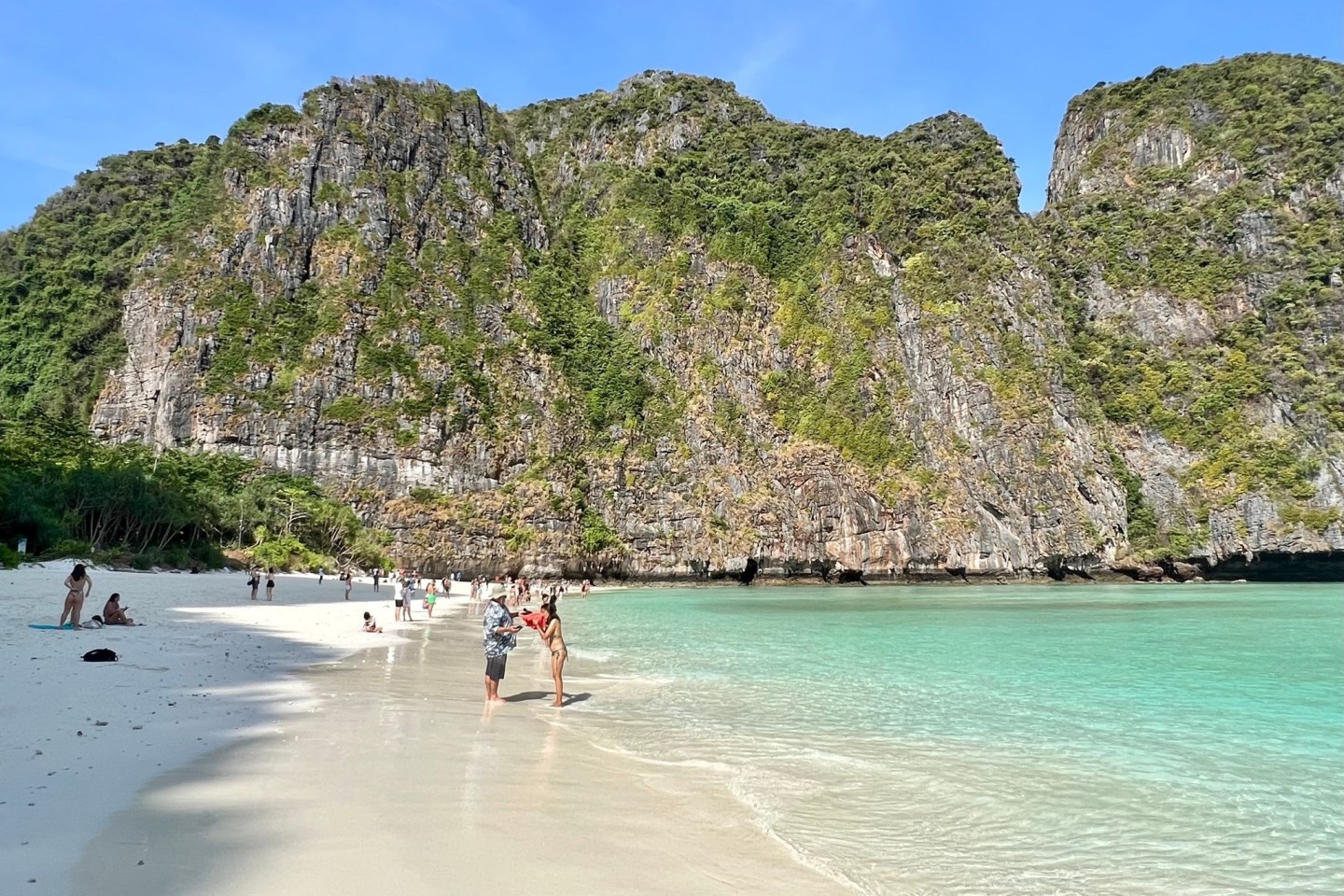 Die weltberühmte Maya Bay am frühen Morgen vor Ankunft der Touristenscharen.