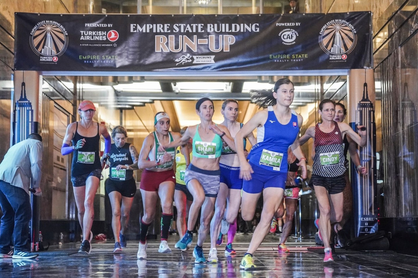 Läuferinnen starten zum Treppenlauf im Empire State Building.