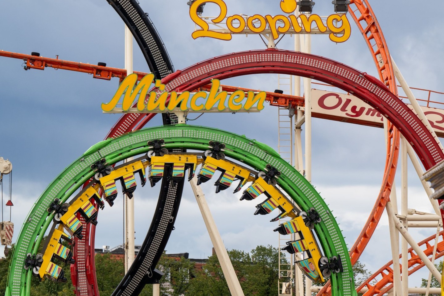 Eine leere Bahn fährt zum Testen durch den Looping einer Achterbahn auf dem Oktoberfest-Gelände.