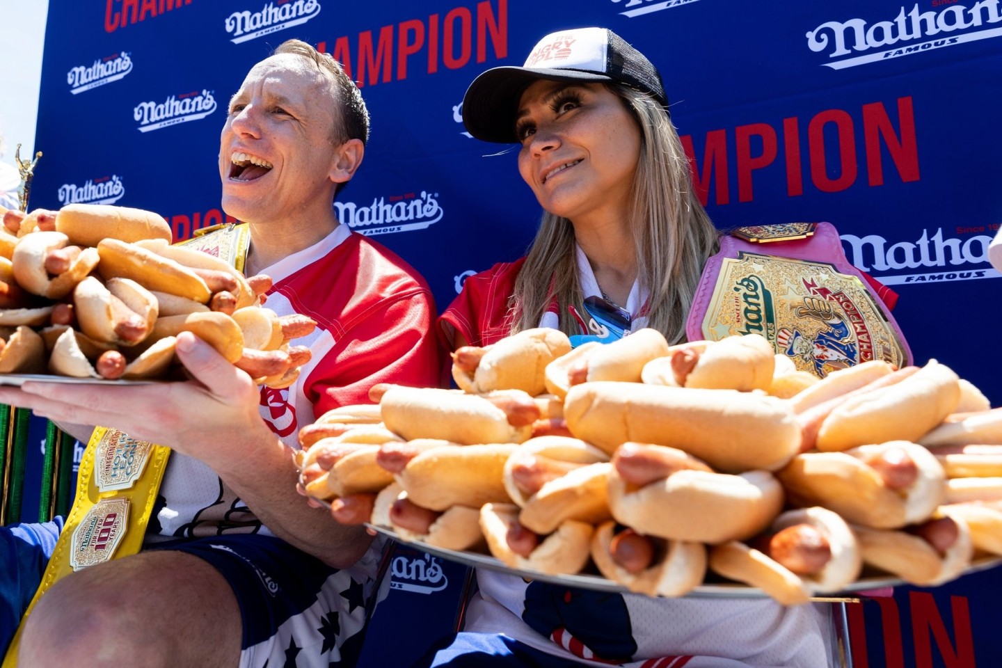 Gewinner Joey Chestnut und Siegerin Miki Sudo.