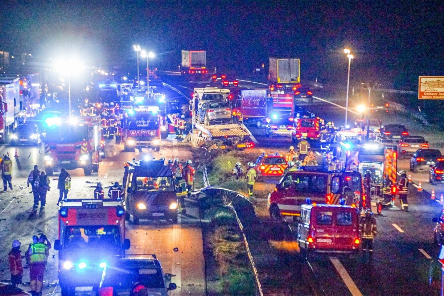 Feuerwehr- und Rettungsfahrzeuge stehen nach dem LKW-Unfall bei Raststatt auf der auf der Autobahn 5.