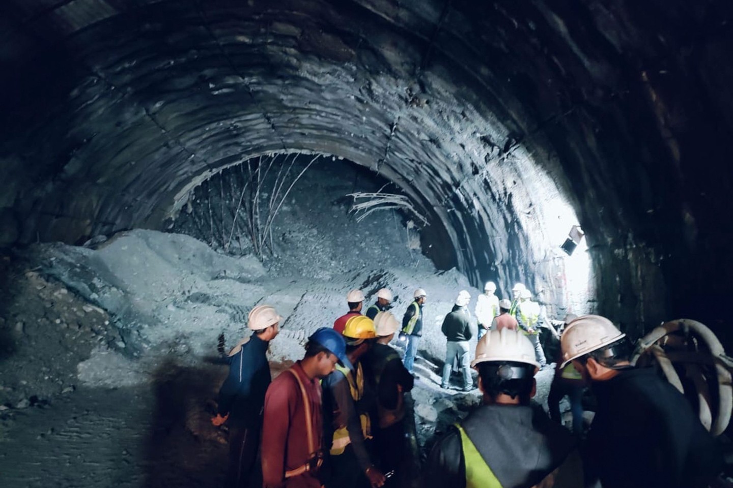 Rettungskräfte in dem eingestürzten Straßentunnel im nordindischen Uttarakhand, in dem etwa 40 Arbeiter verschüttet wurden.