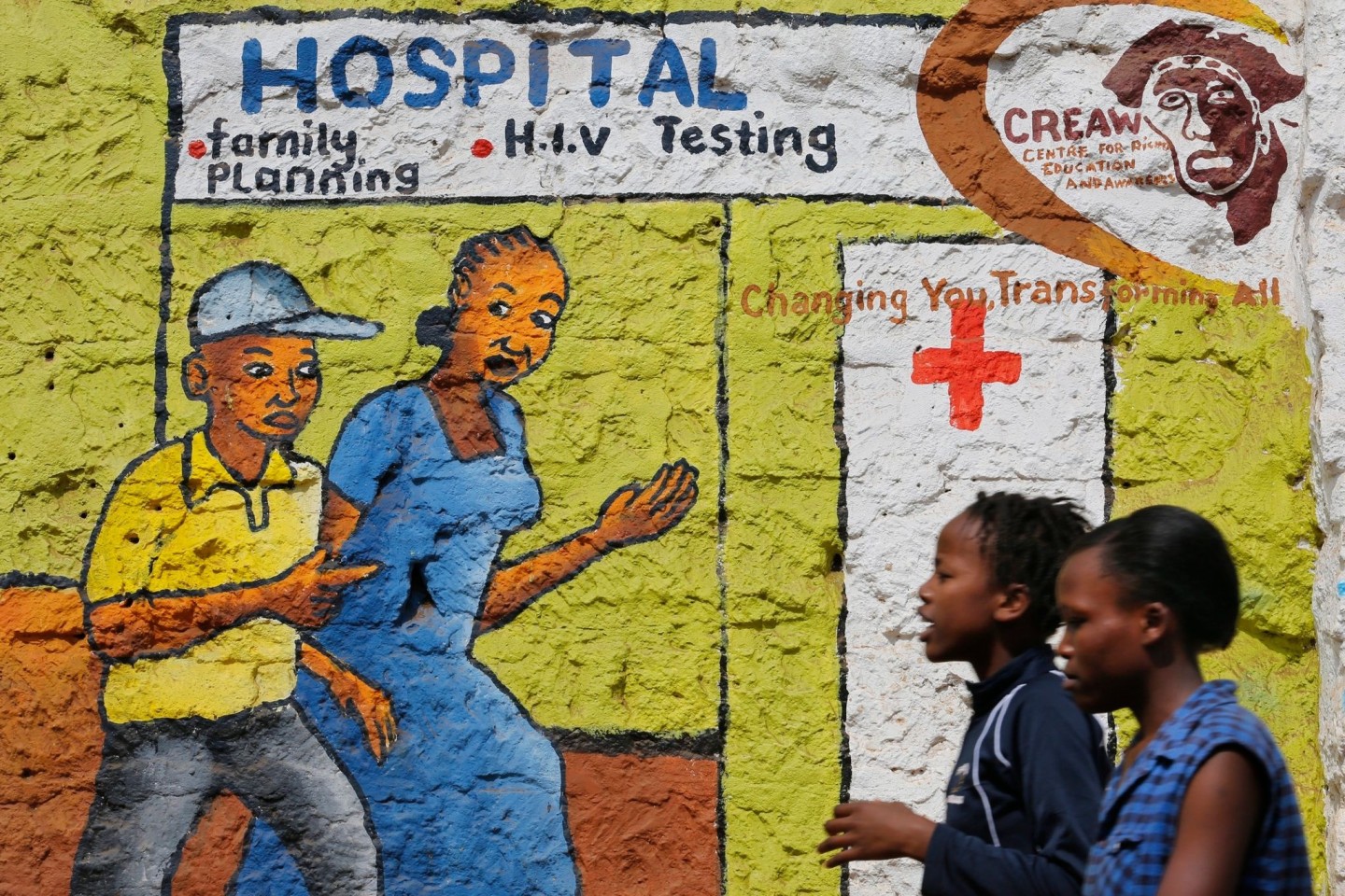 Auf dem Wandgemälde in Nairobi wird auf HIV und AIDS aufmerksam gemacht.