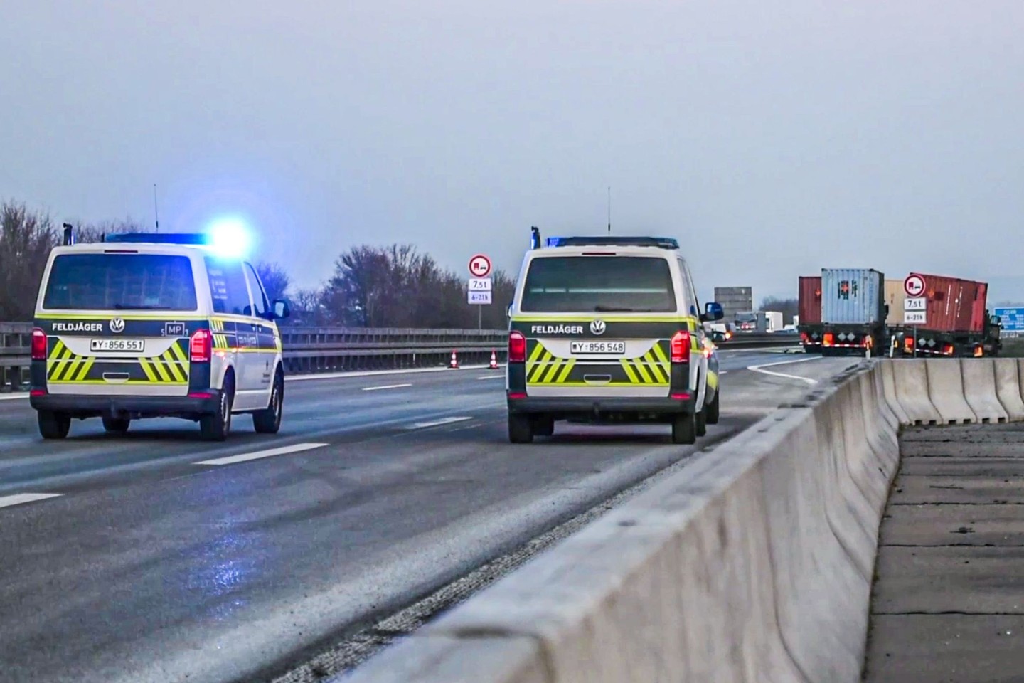 Feldjäger sperren die Fahrbahn der A6 ab.