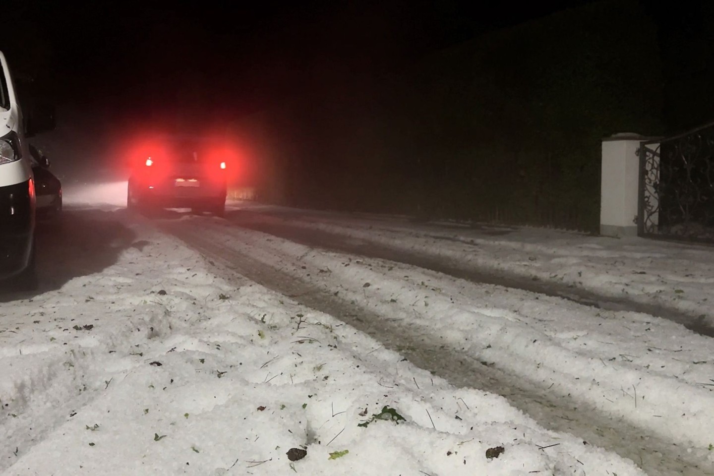 Ein winterlicher Anblick auf den Straßen mitten im Sommer. 