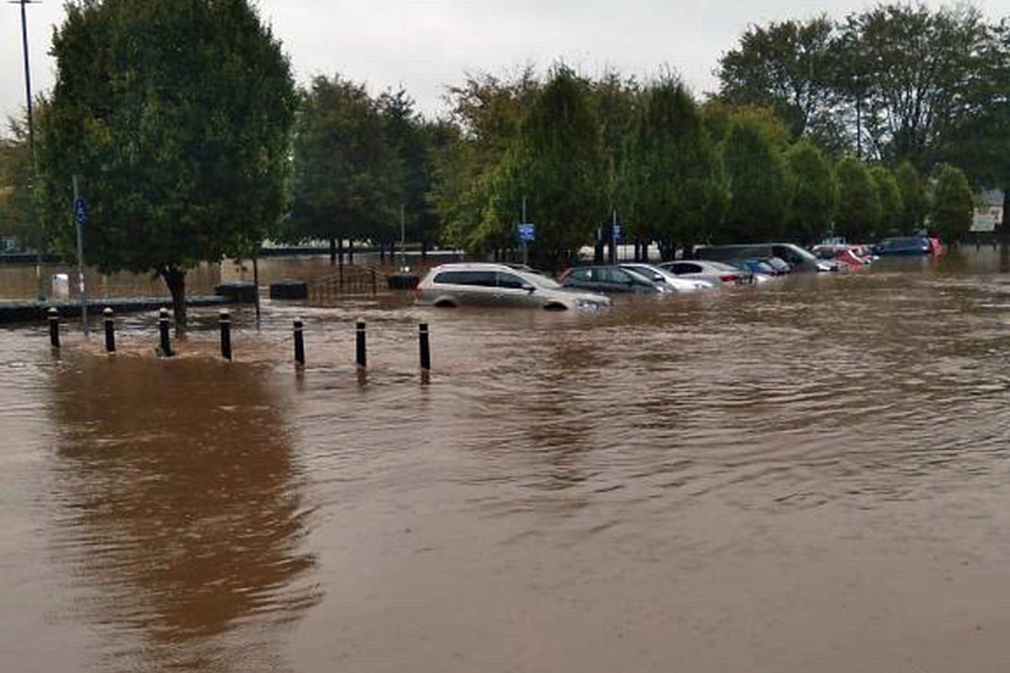 Autos in Kork stehen halb unter Wasser.