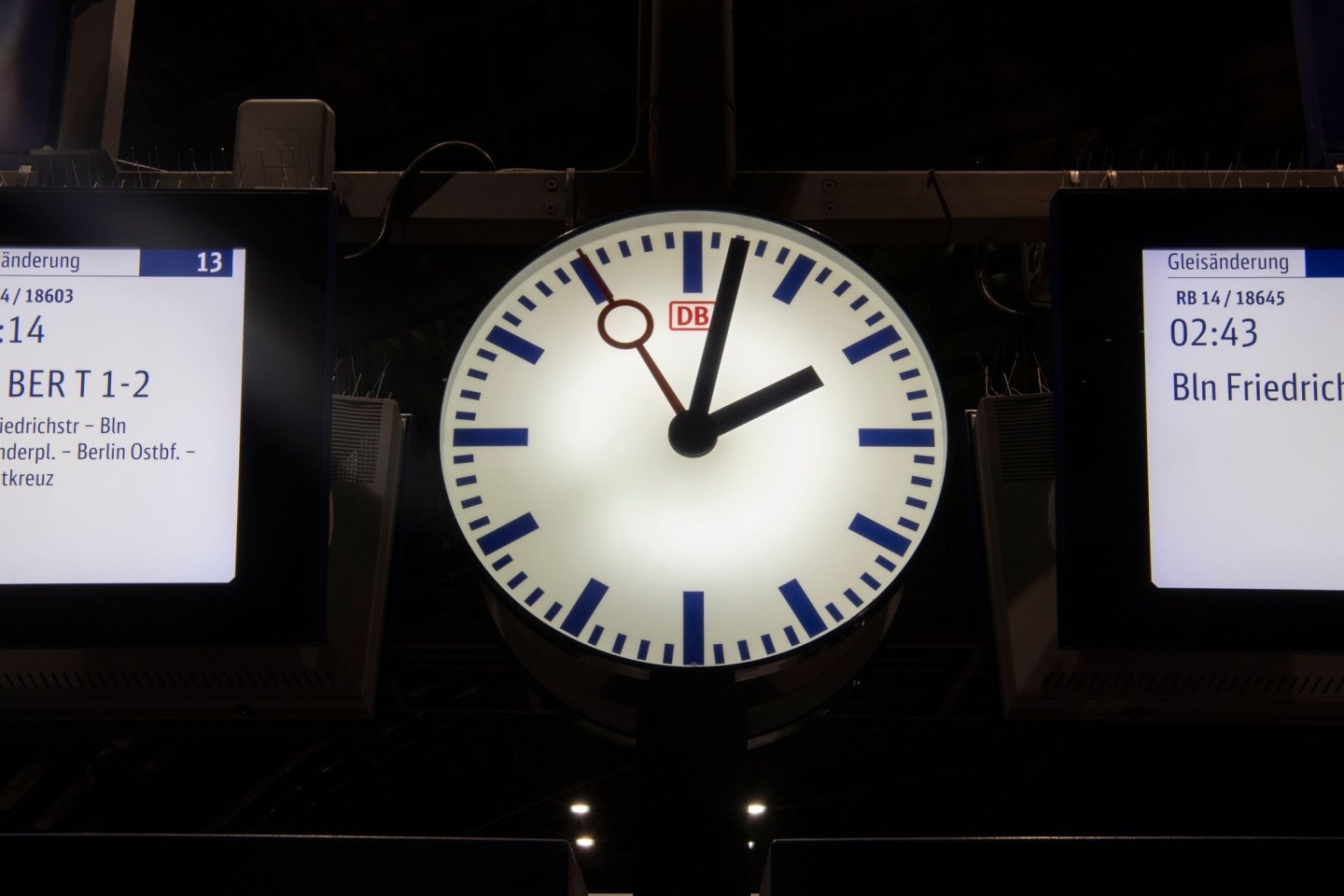 Die Uhr auf einem Gleis im Berliner Hauptbahnhof zeigt zwei Minuten nach 2 Uhr in der Früh.