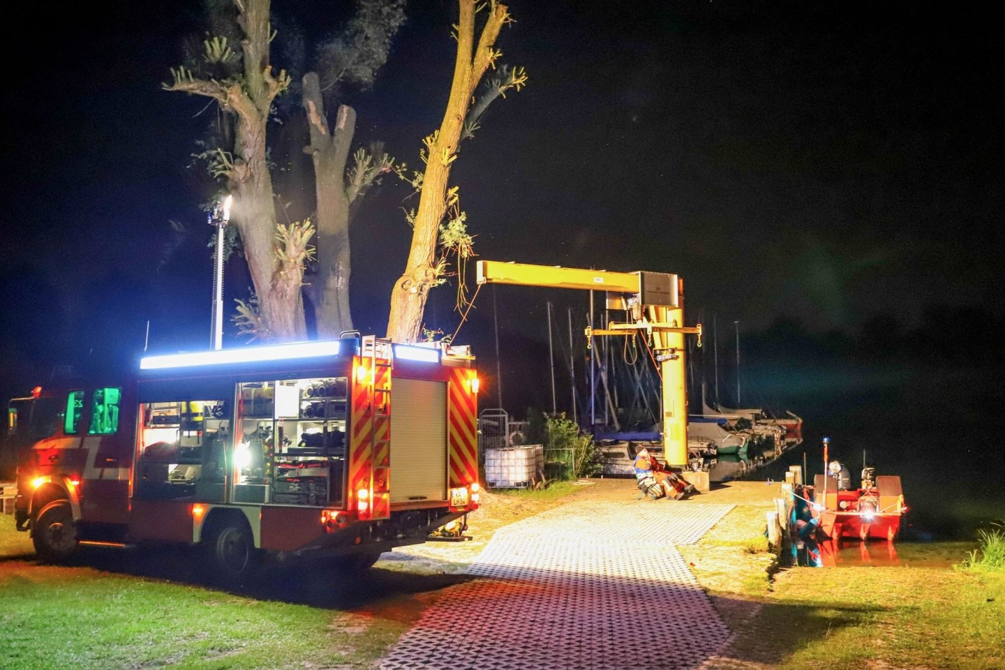 Rettungskräfte der Feuerwehr sind an der Absturzstelle am Baggersee Rohrköpfle im Einsatz.