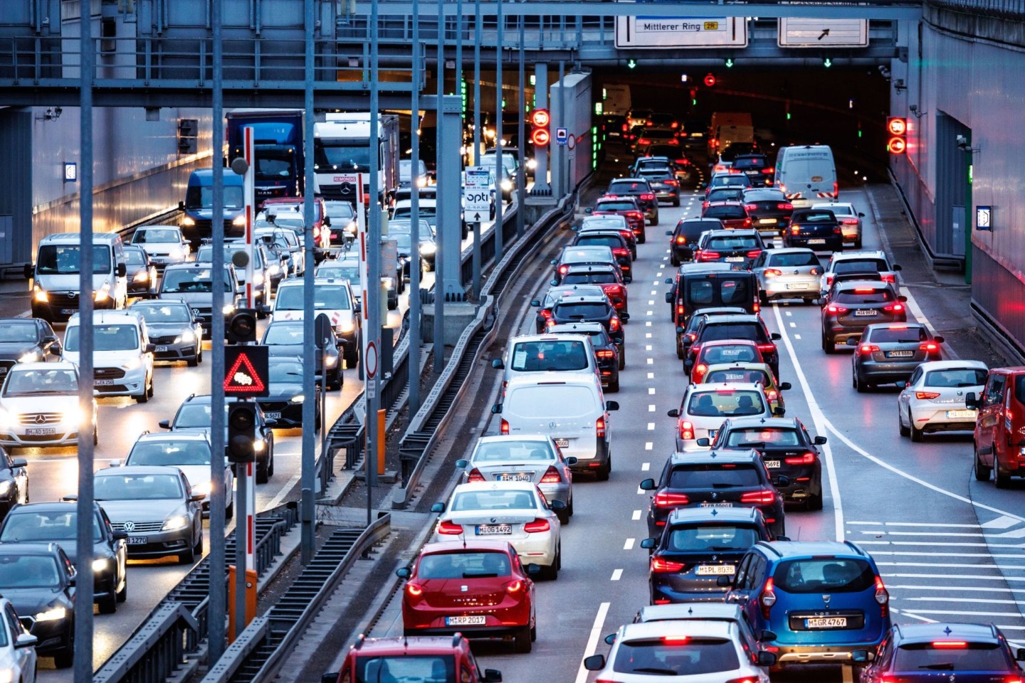 Der Jahresmittelgrenzwert für Stickstoffdioxid wurde voraussichtlich unter anderem an einer verkehrsnahen Messstation in München überschritten.