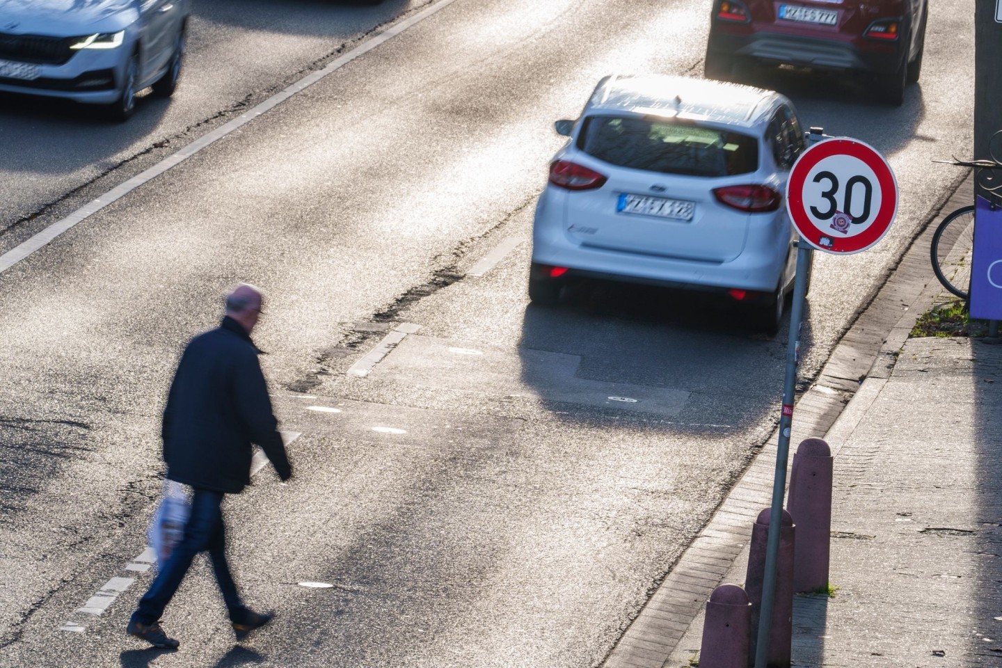 In Mainz gibt es bereits seit Mitte 2020 eine großflächige Tempo-30-Zone. Wenn es nach Umweltschützern geht, sollte in Städten durchgängig Tempo 30 gelten - für mehr Sicherheit, wenige...