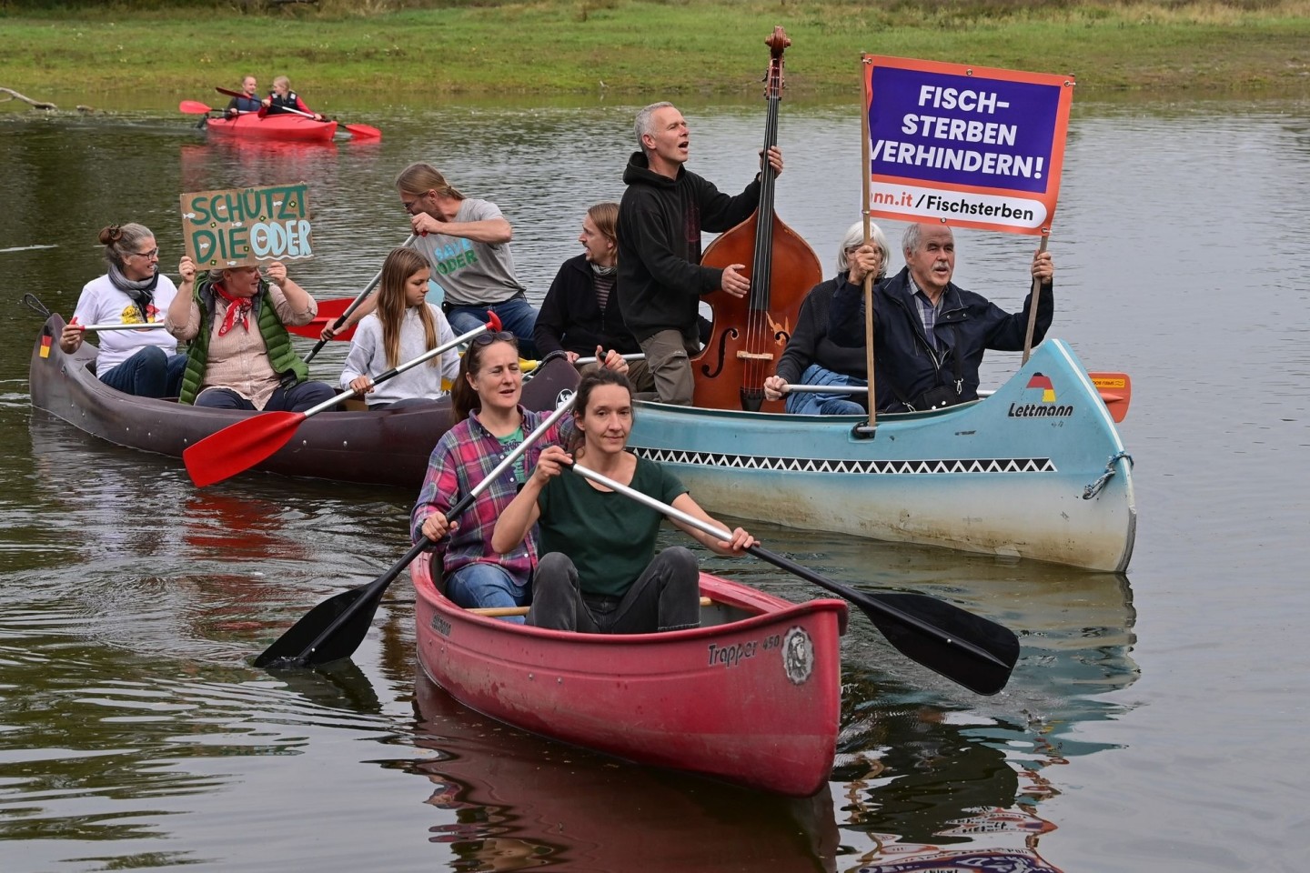 Protest auf dem Wasser: Mit Kanus und Transparenten begingen Umweltschützer in Kienitz bei Letschin den Internationalen Tag der Flüsse.