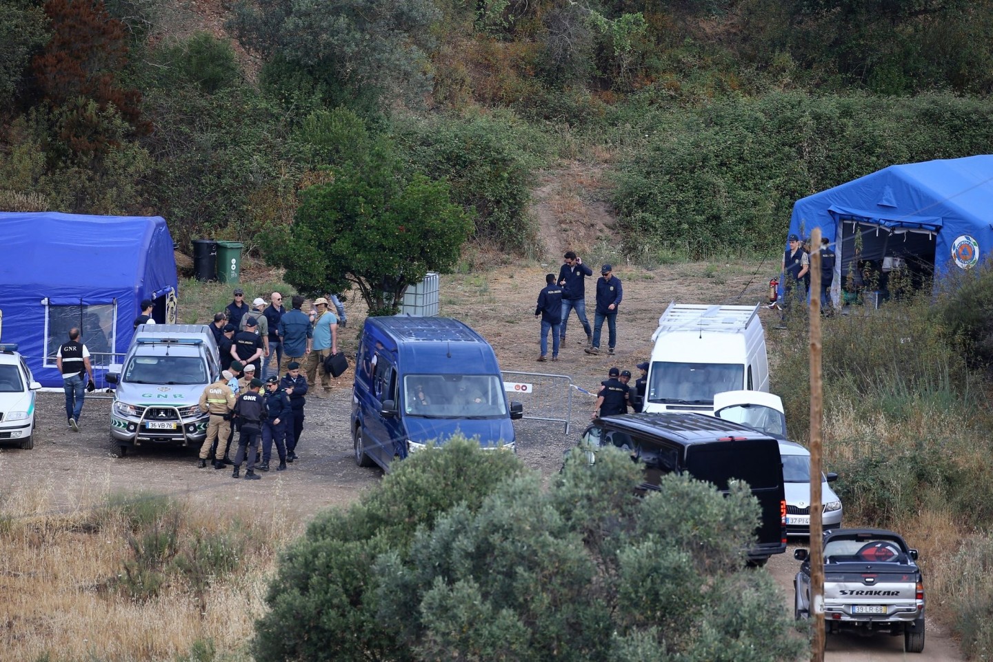 Die portugiesische Polizei bei Untersuchungen in dem Gebiet, wo die Dreijährige zuletzt lebend gesehen wurde.