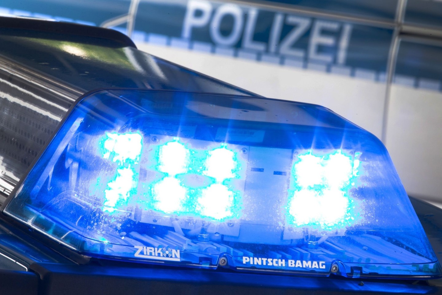 Die Polizei in Sachsen-Anhalt berichtet von einem schweren Verkehrsunfall, bei dem zwei junge Menschen ums Leben gekommen sind.