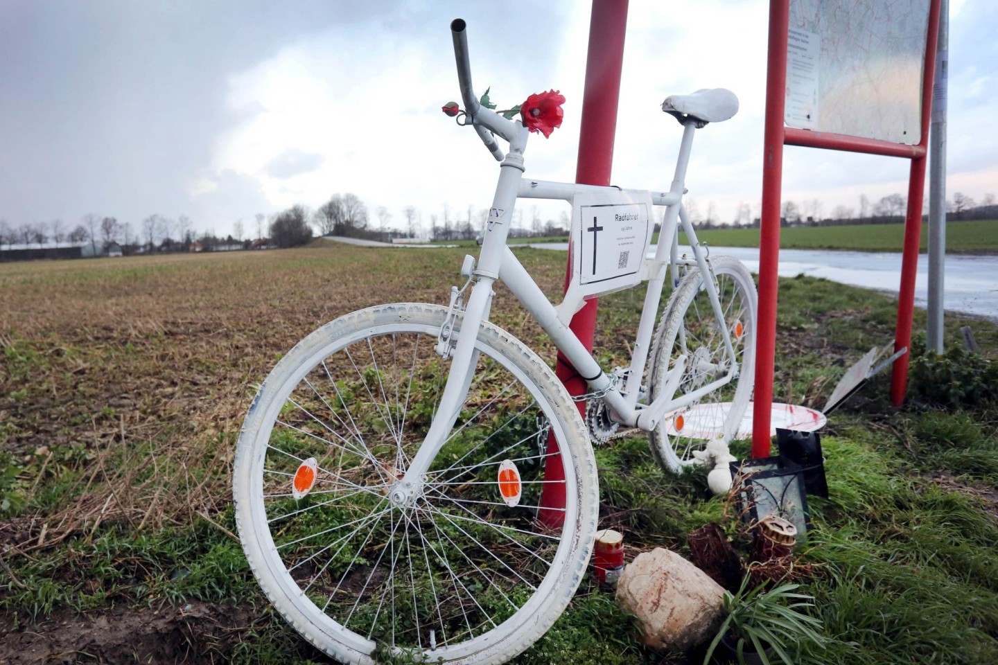 Ein weiß gestrichenes Rad am Straßenrad erinnert an im Verkehr getötete Radfahrer (Foto Archiv). 