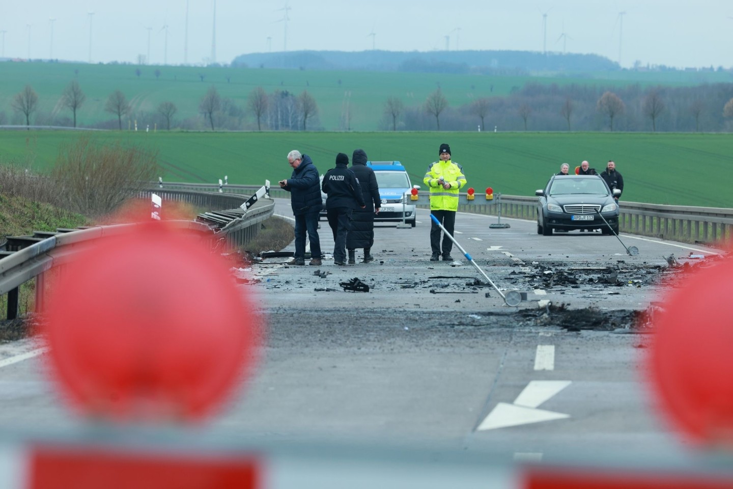 Polizei und Gutachter werten die Spuren des schweren Unfalls aus.