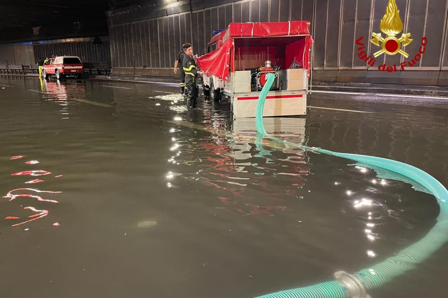 Eine nach starkem Regen überschwemmte Straße.