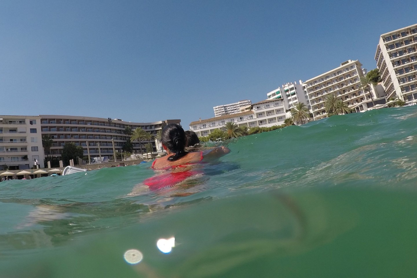 Menschen auf Mallorca kühlen sich im Meer ab.