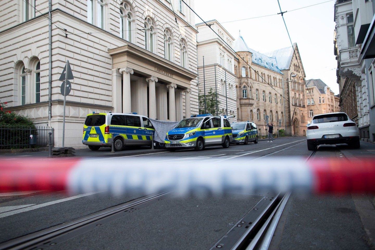 Die Polizei hatte den Bereich vor dem Bonner Landgericht nach Fund des abgetrennten Kopfes abgesperrt.