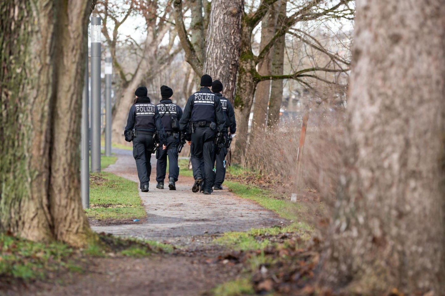 Polizeibeamte suchen das Ufer der Brigach nach dem Vermissten ab.