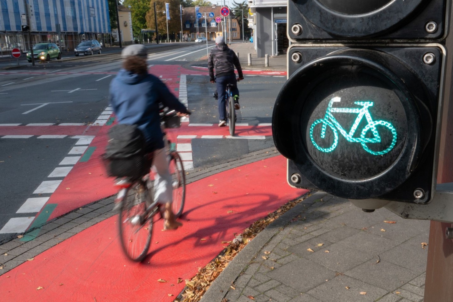 Radfahrer auf einem Radweg in Laatzen.