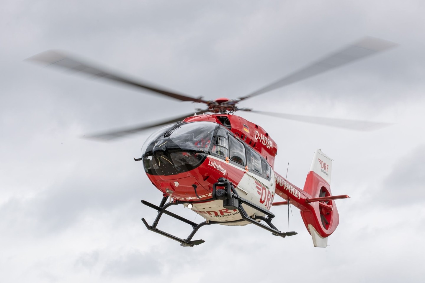 Drei Kinder und eine erwachsene Frau galten nach dem Unfall zunächst als lebensgefährlich verletzt und wurden per Hubschrauber in Krankenhäuser gebracht. (Illustration)