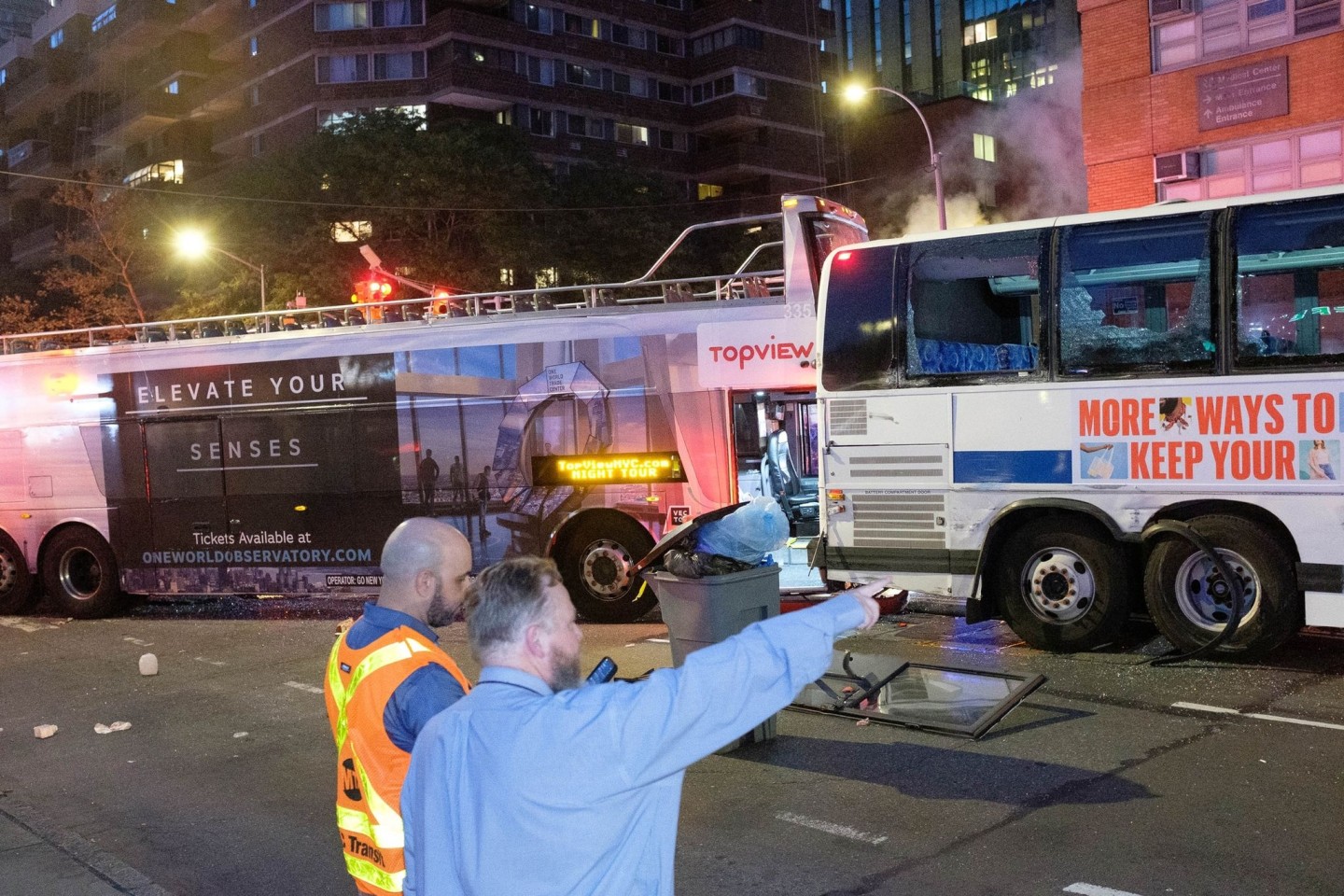 Einsatzkräfte begutachten die Unfallstelle im New Yorker Stadtteil Manhatten.