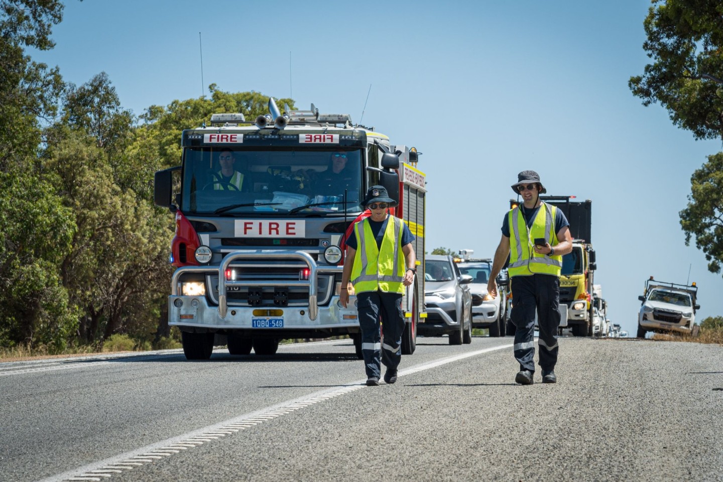 Mitarbeiter des Department of Fire and Emergency Services suchen nach der winzigen Kapsel.