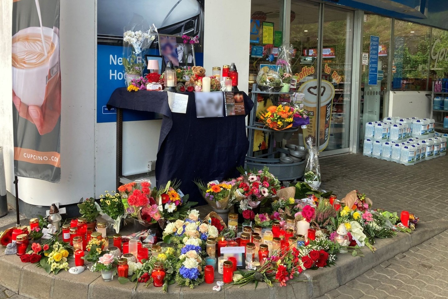 Blumen und Kerzen erinnern an den erschossenen Tankstellen-Mitarbeiter.