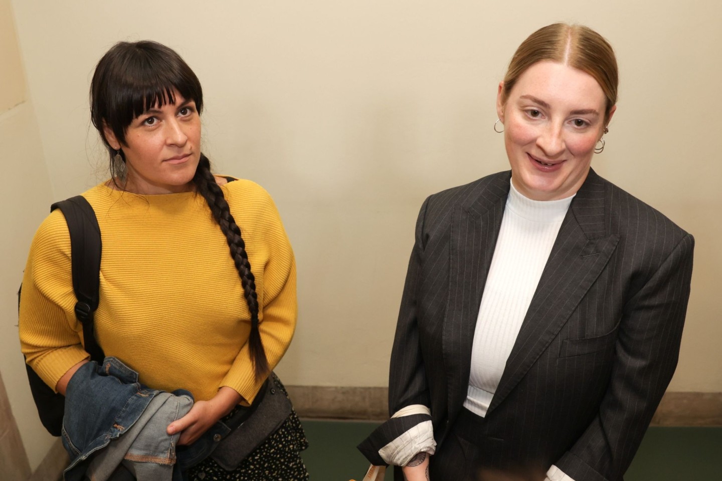 Die Klägerin Gabrielle L. (l) und ihre Rechtsanwältin Leonie Thum vor der Verhandlung im Landgericht Berlin.