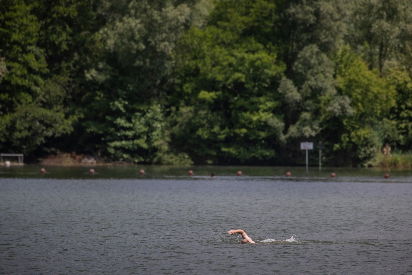 Der Badesee Plüderhausen (Baden-Württemberg) lädt zum Schwimmen ein.