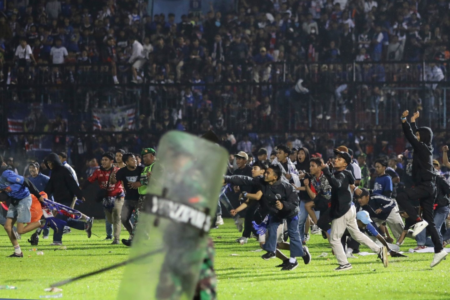 Fußballfans stürmen das Spielfeld im Kanjuruhan-Stadion nach dem Spiel zwischen Arema FC und Persebaya FC.