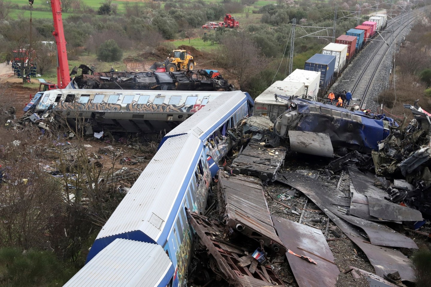 Rettungsarbeiten am Unfallort. Die vorderen Waggons beider Züge wurden durch den Aufprall geradezu zusammengefaltet.