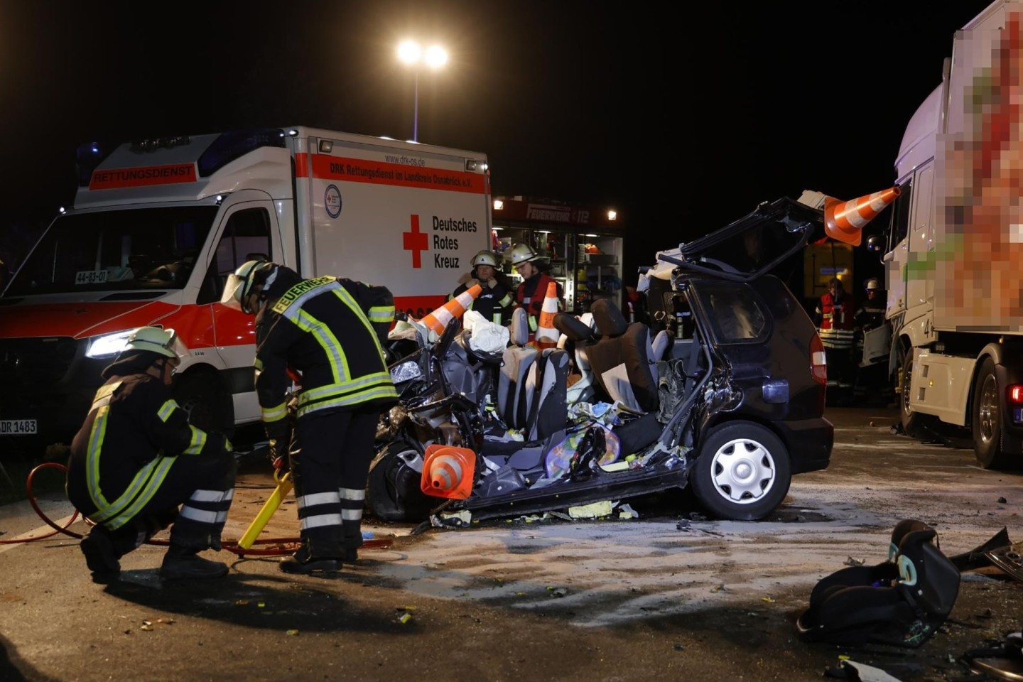 Polizei, Feuerwehr und Rettungskräfte arbeiten an der Unfallstelle auf der Bundesstraße 51 im Landkreis Osnabrück.