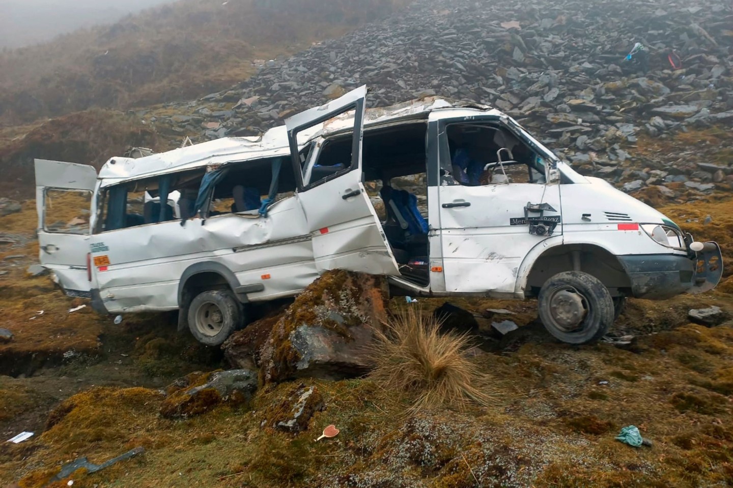 Ein Bus, in dem Touristen von Machu Picchu nach Cuzco transportiert wurden, ist von einer Klippe gestürzt. Das Foto wurde von der peruanischen Polizei veröffentlicht.