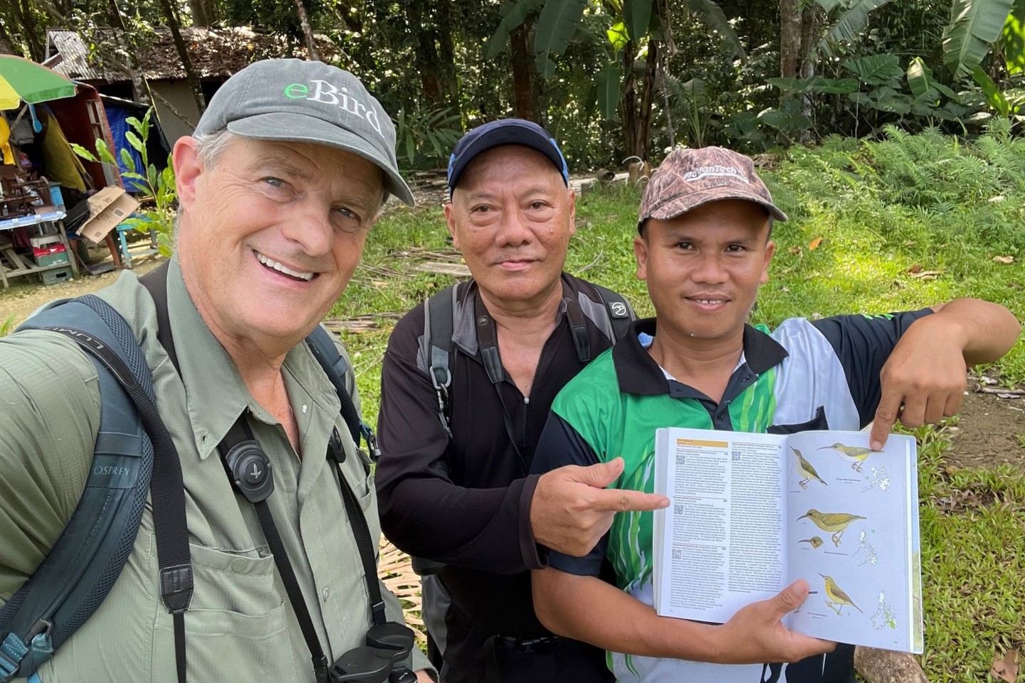 Peter Kaestner (l) ist schon sein ganzes Leben lang leidenschaftlicher Vogelbeobachter.