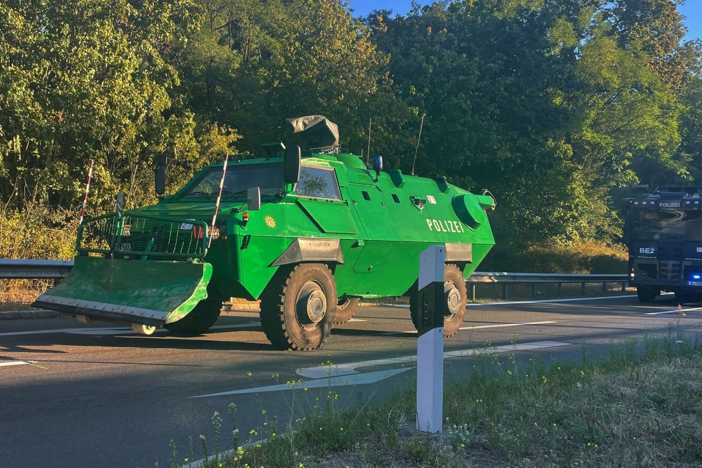 Ein Räumpanzer auf dem Weg zum Einsatzort in den Grunewald.