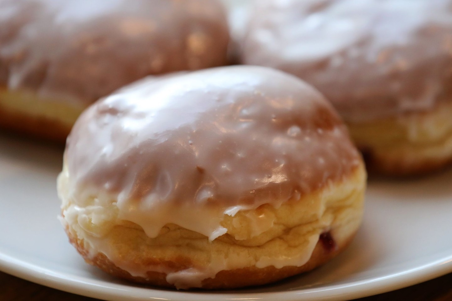 Berliner bzw. Pfannkuchen auf einem Teller. Zu den Lebensmitteln, die nennenswerte Mengen an trans-Fettsäuren enthalten können, gehören nach DGE-Angaben Back- und Süßwaren.