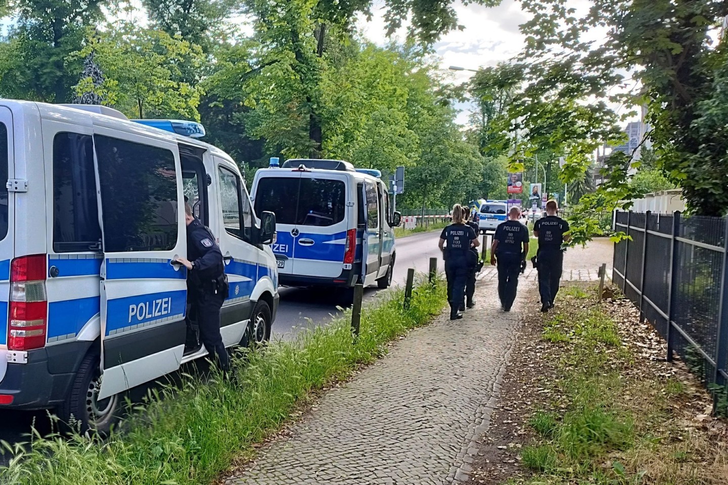 Polizeieinsatz nach der Gewalttat in einer Flüchtlingsunterkunft in Potsdam.