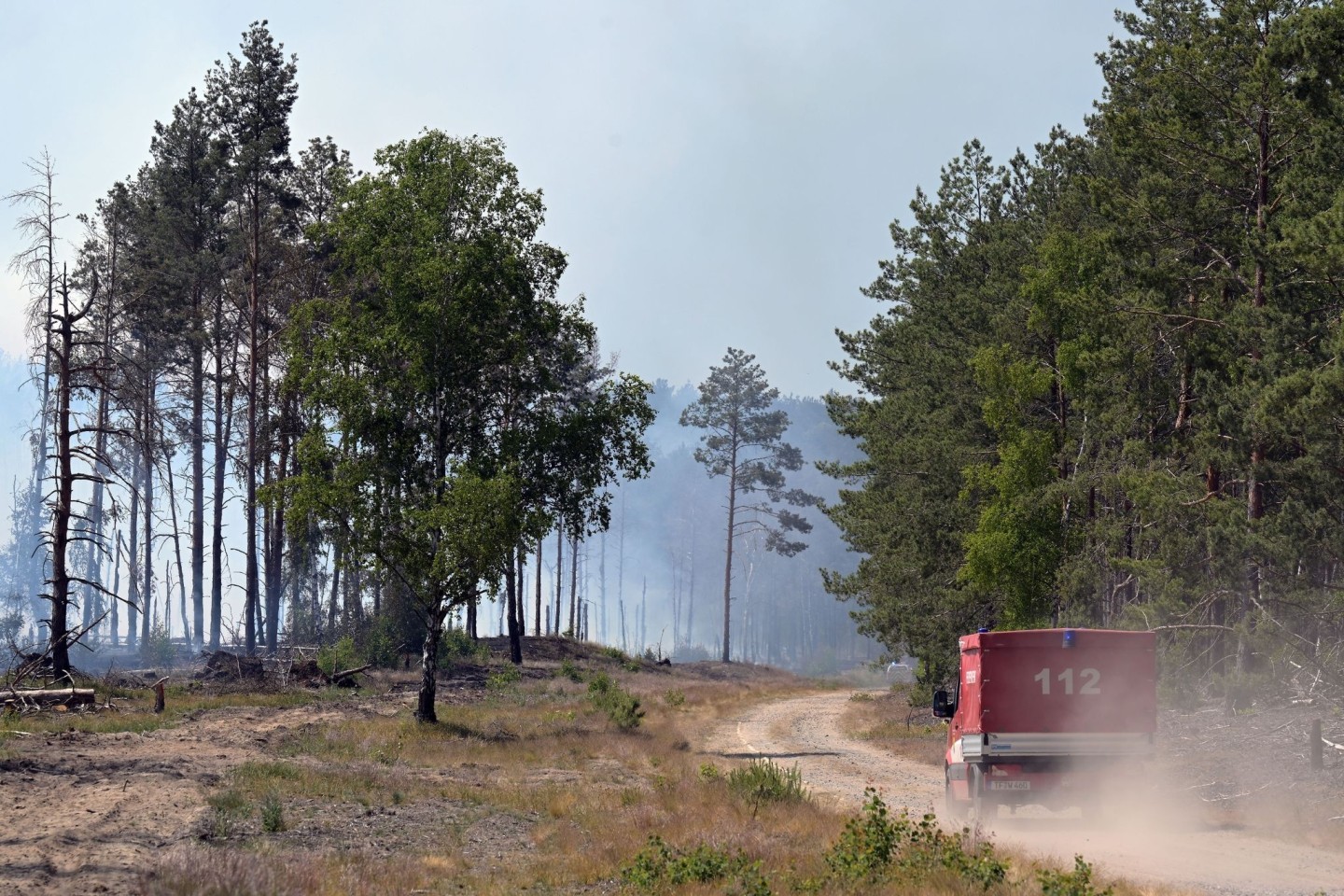 Ein Feuerwehrfahrzeug auf dem Weg zum Einsatz gegen die Flammen in einem Wald bei Jüterbog.