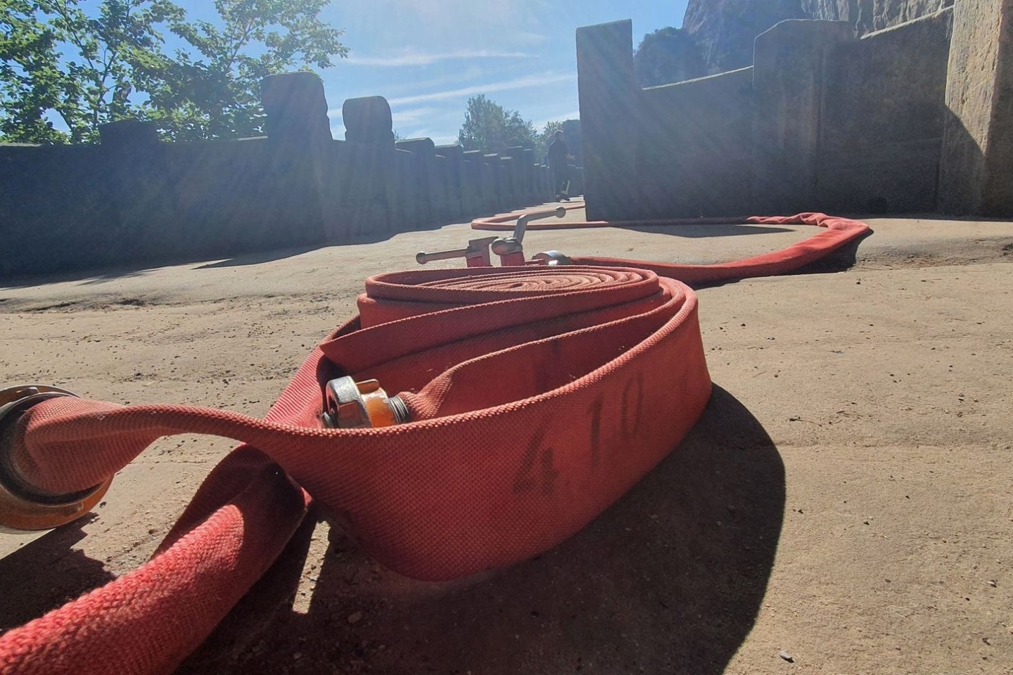 Ein Löschschlauch der Feuerwehr auf der Bastei. Mehr als 100 Feuerwehrleute waren im Einsatz, um die Flammen und Glutnester unter Kontrolle zu bekommen.