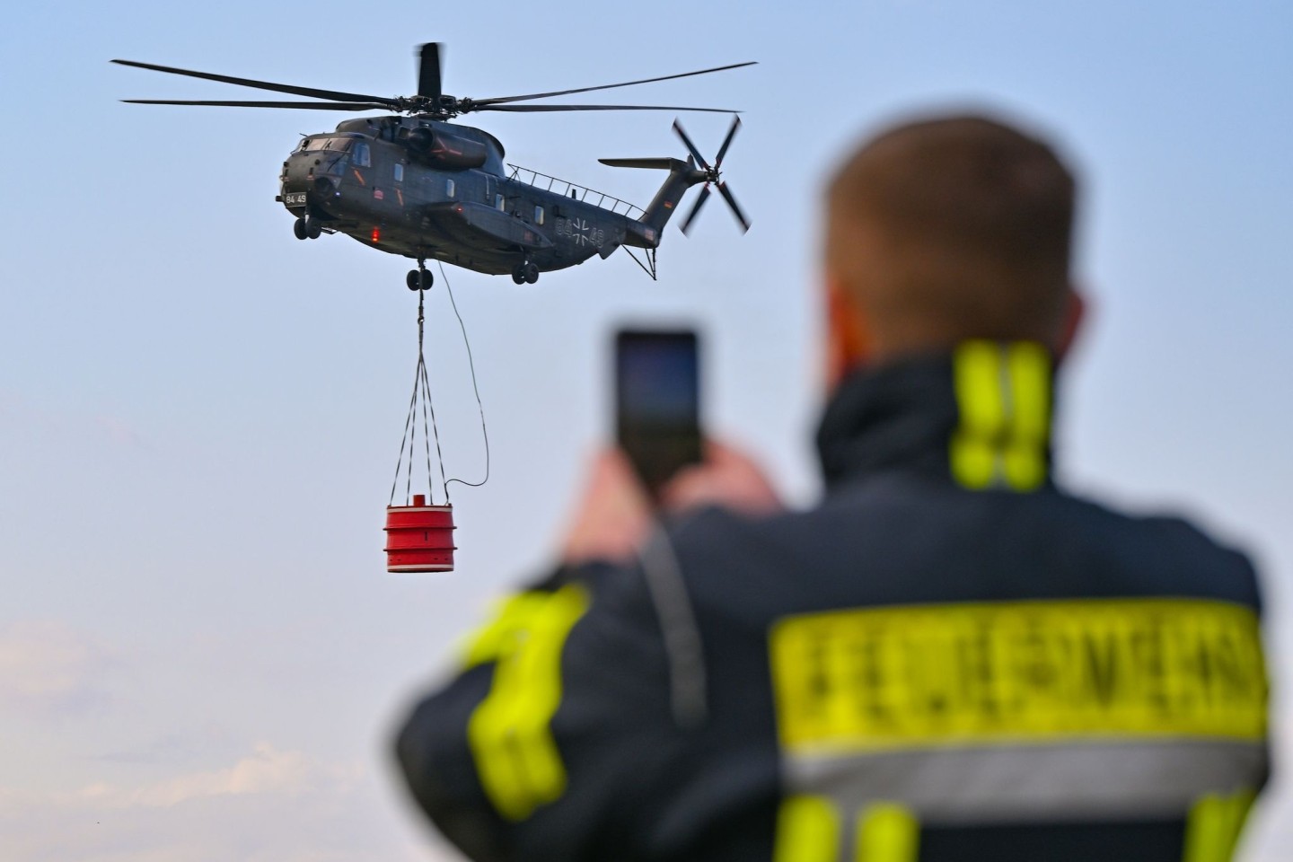 Hubschrauber sind bei Wald- und Flächenbränden unverzichtbar.