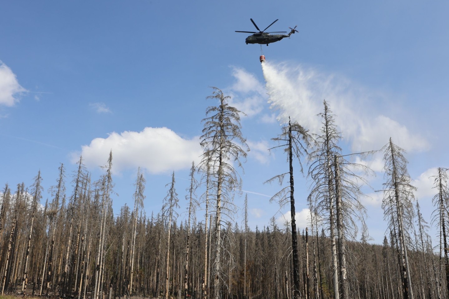 Ein Löschhubschrauber im Einsatz.