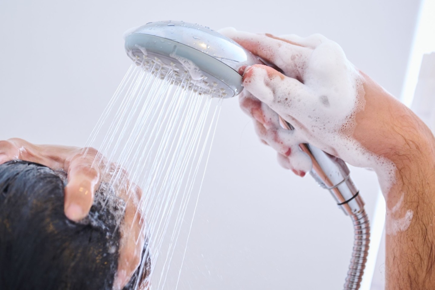 Die tägliche Dusche gehört für viele Menschen dazu - zur Körperhygiene, aber auch, um beschwingt in den Tag zu starten.