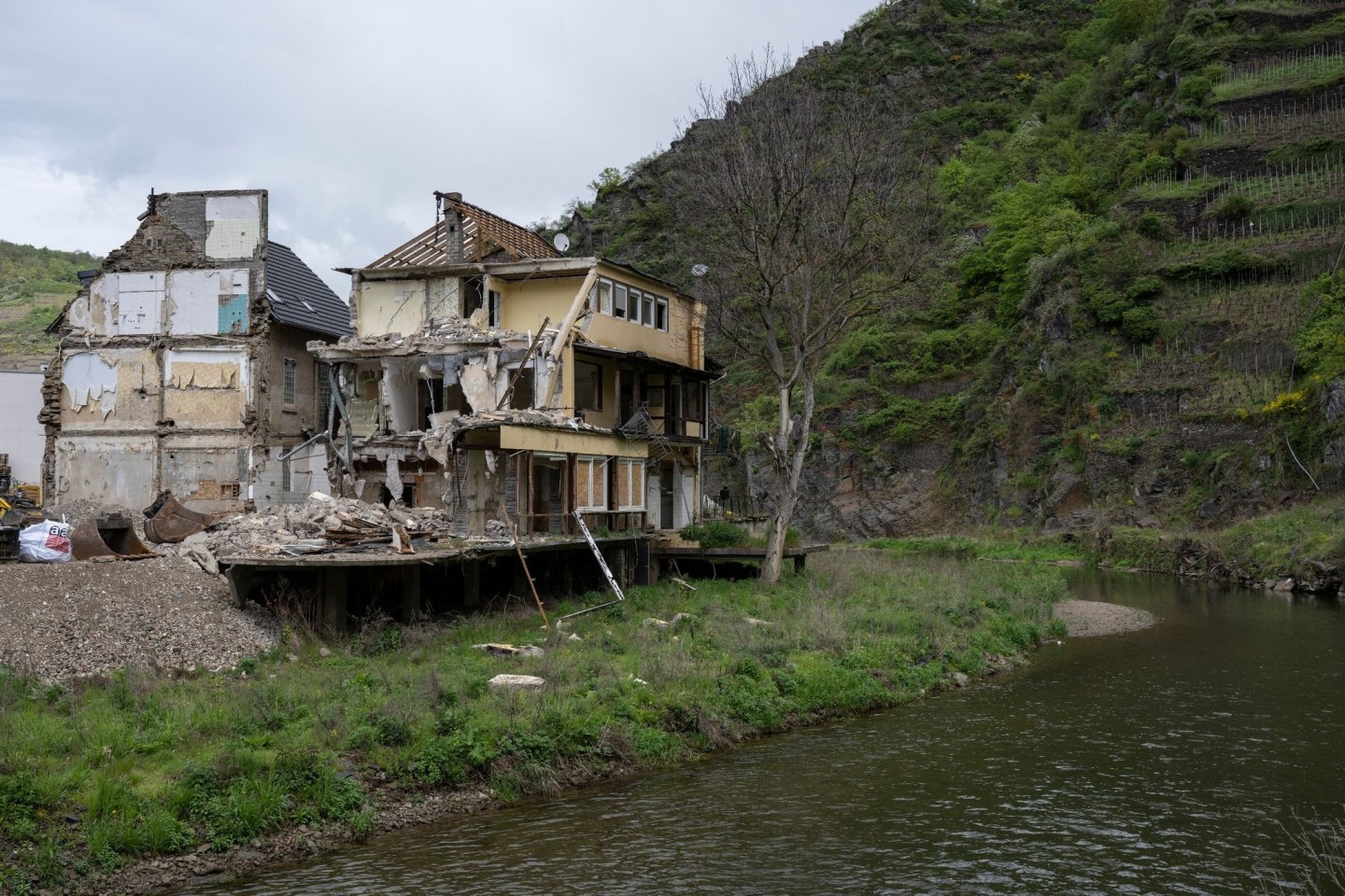 Noch immer zeugt die Ruine eines Hauses in Mayschoß von der Wucht der Wassermassen.