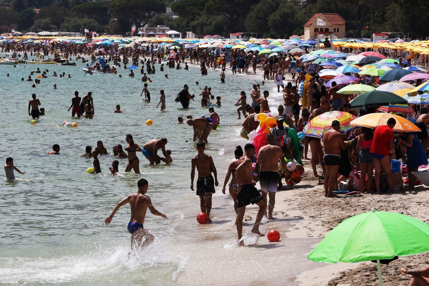 Zahlreiche Menschen sind am Strand von Mondello auf Sizilien zu sehen. Italien leidet besonders unter Übertourismus.