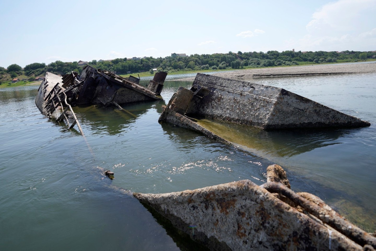 Das Wrack eines deutschen Kriegsschiffs bei niedrigem Wasserstand in der Donau.