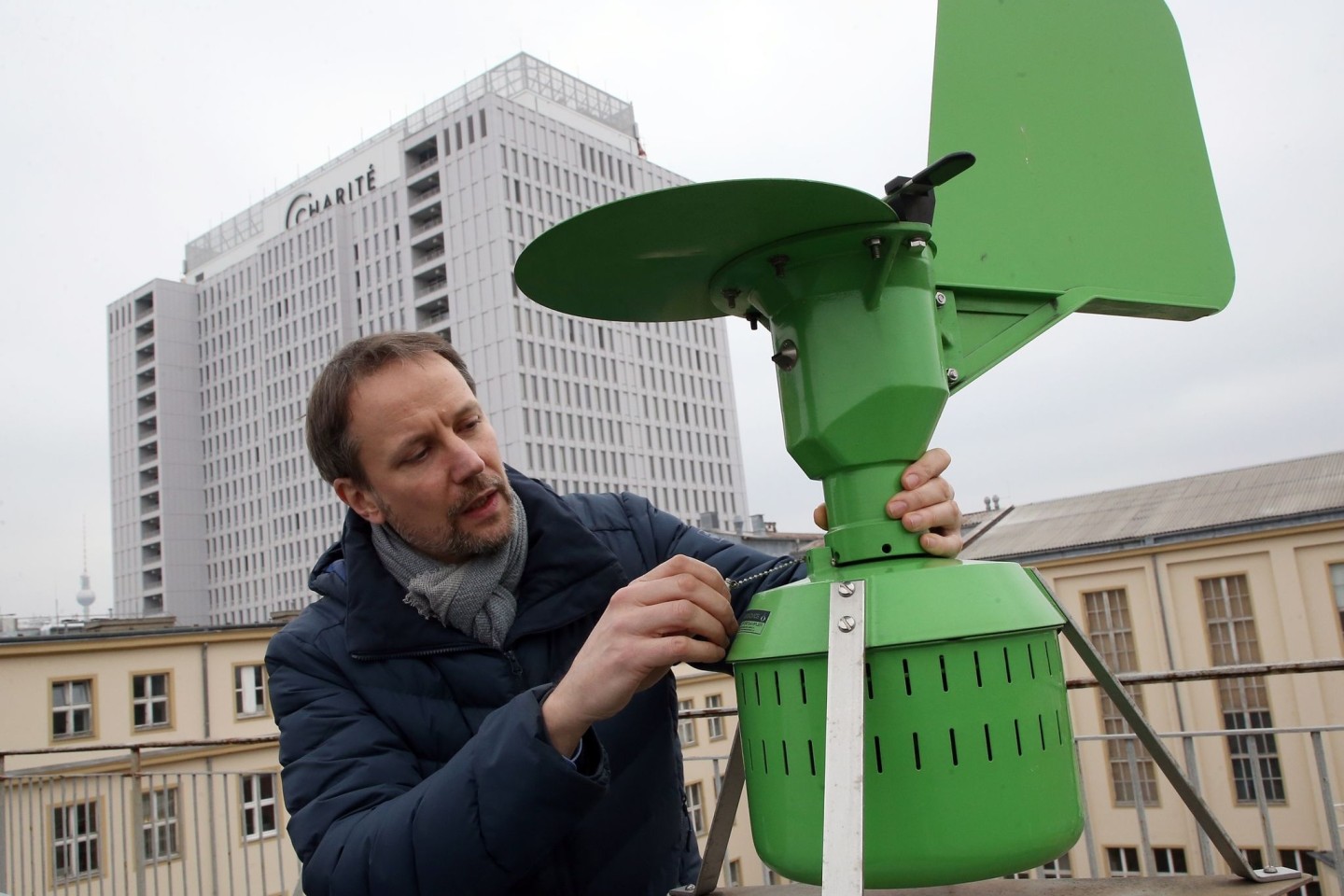 Landschaftsökologe Matthias Werchan kontrolliert auf dem Dach der Hautklinik der Charité in Berlin eine Pollenfalle.