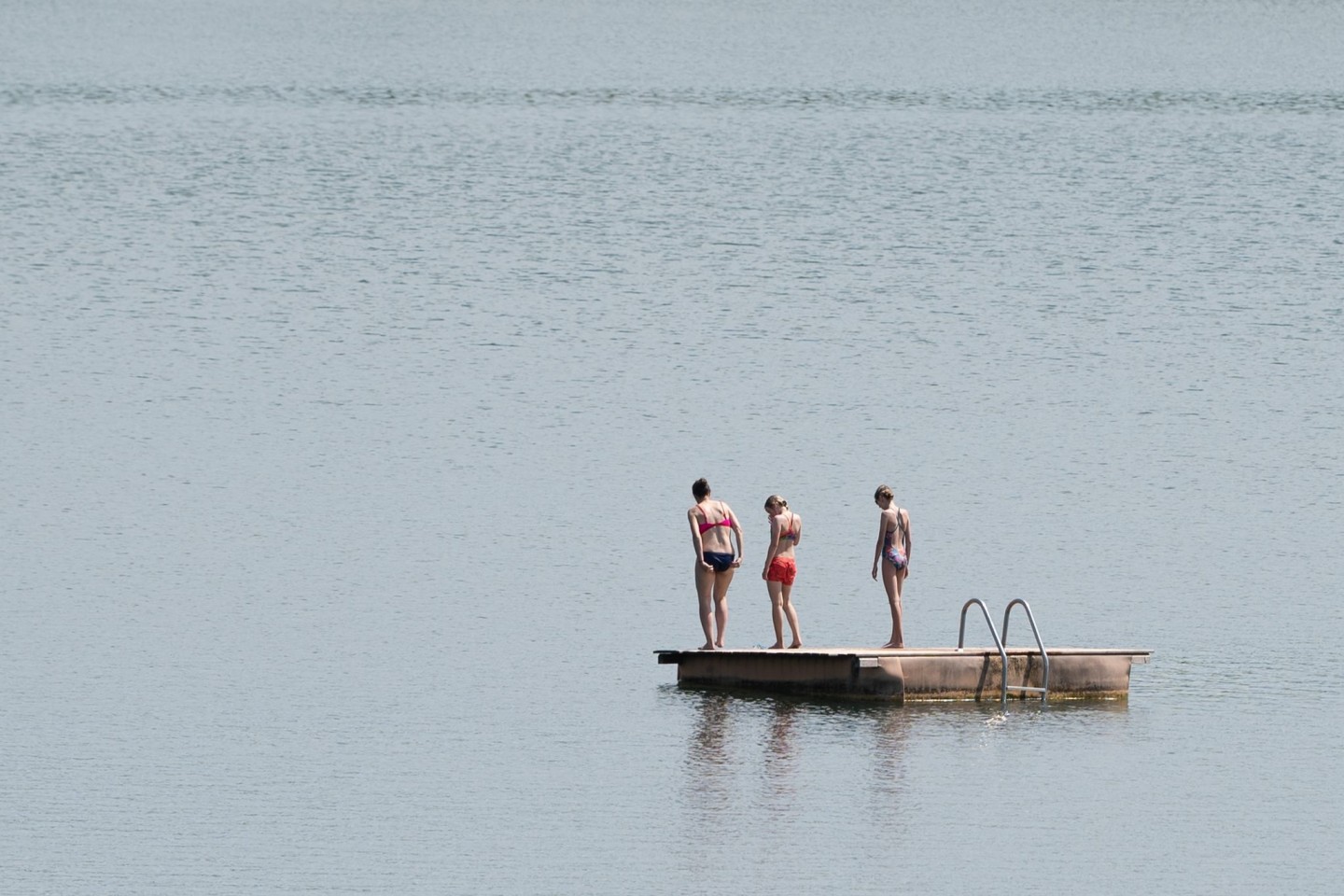 Badegäste im Badesee Birkwitz. Europaweit erreichen knapp 94 Prozent aller Badestellen eine ausgezeichnete oder gute Wasserqualität.