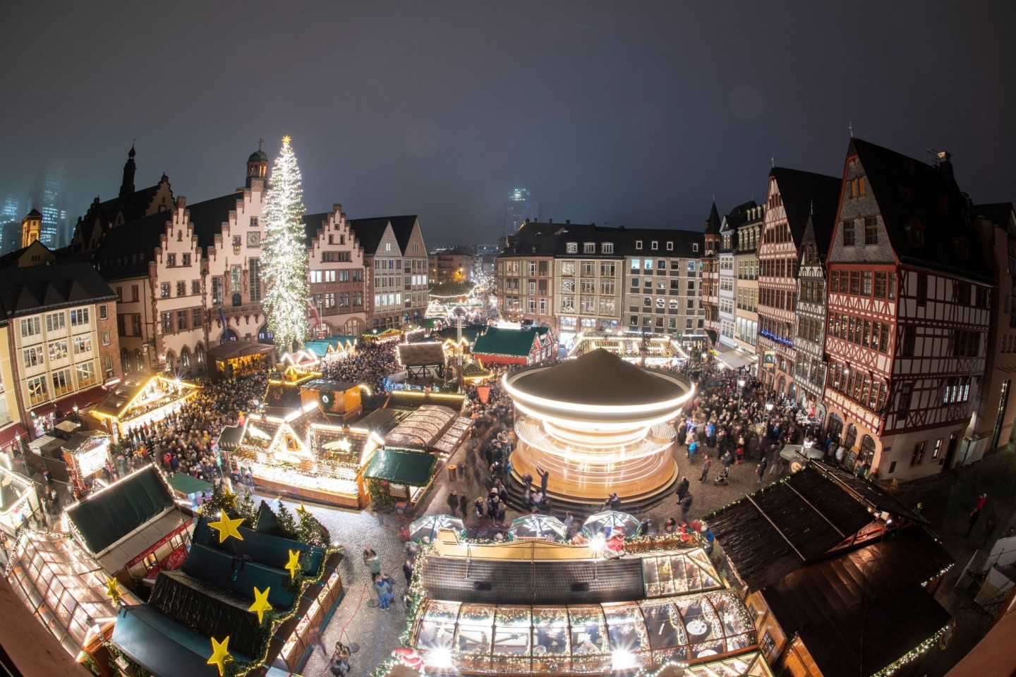 In vielen Kommunen Deutschlands droht eine Weihnachtszeit mit weniger Beleuchtung als in früheren Jahren.