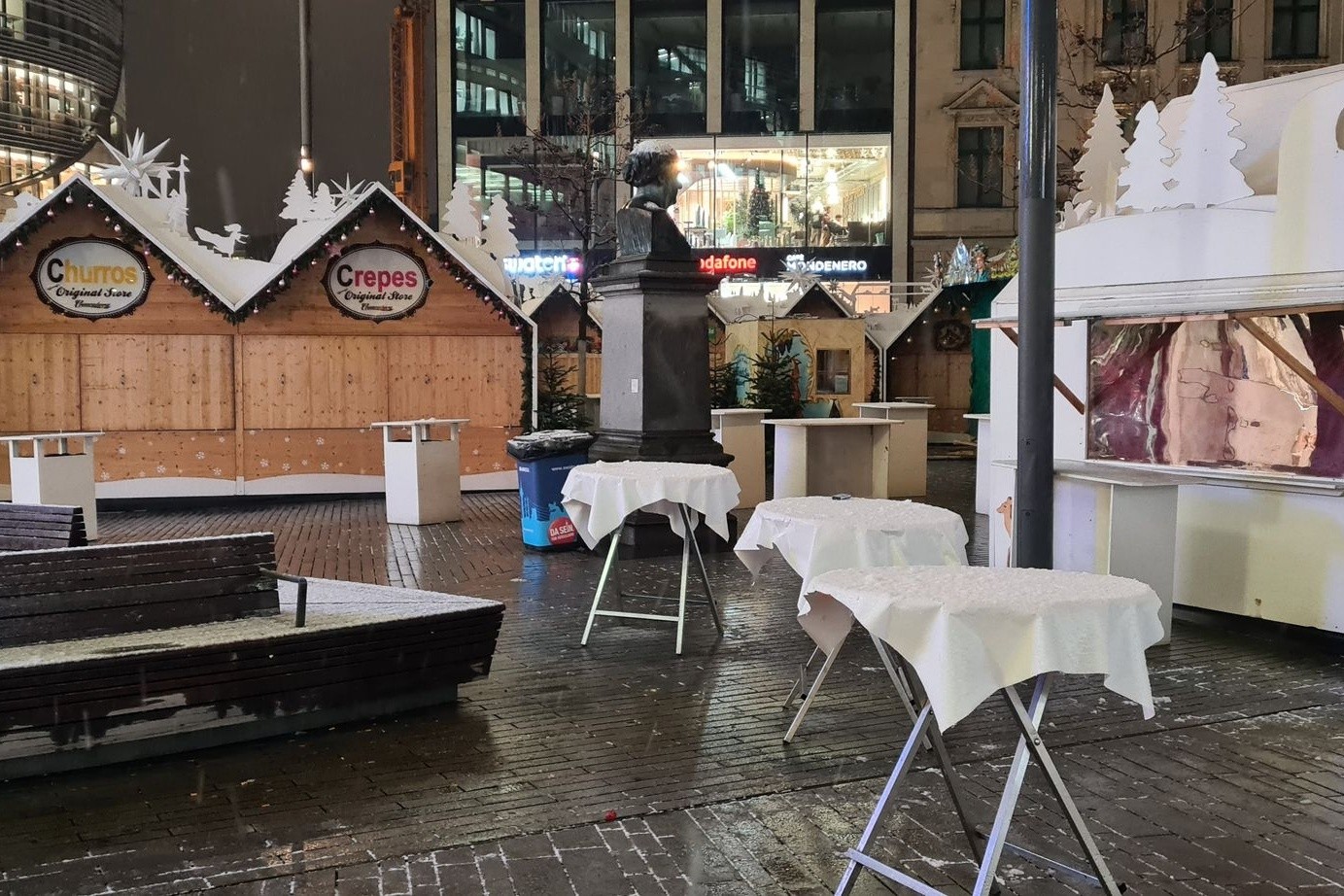 Geschlossene Weihnachtsmarktbuden in Düsseldorf.